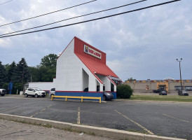 Hot 'n Now Hamburgers outside