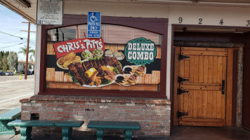 Chris Pitts Bbq outside