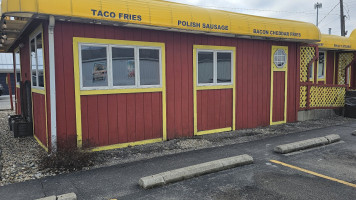 Pat's Chicago Dogs outside