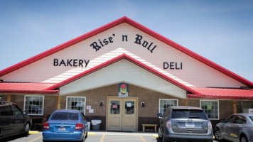 Rise'n Roll Bakery Deli outside