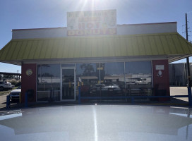 Mr. Ronnie's Famous Hot Donuts outside