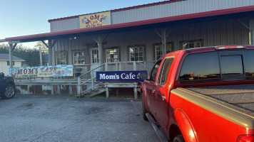 Mom's Cafe outside