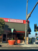 Los Mariachis outside