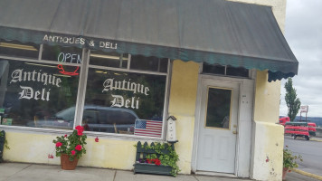 Antique Deli Pastry Shoppe outside