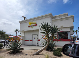 In-n-out Burger outside