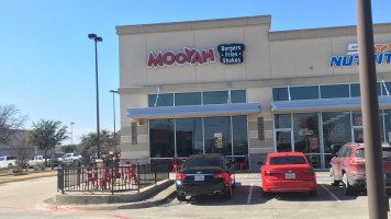 Mooyah Burgers, Fries Shakes outside