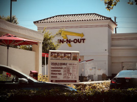 In-n-out Burger outside