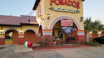 Posados outside