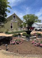 Round Top Coffee Shop outside