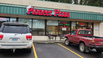 Pioneer Pizza outside