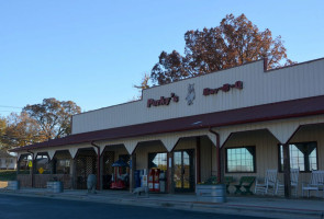 Porky's -b-q outside