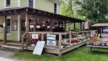 Rivermede Farm Market outside