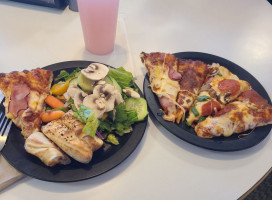 Round Table Pizza food