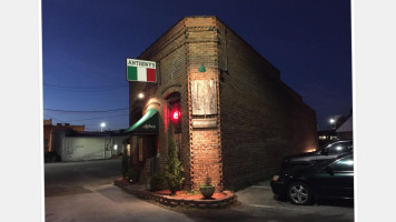 Anthony's Italian outside