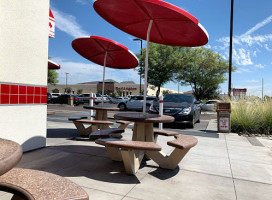 In-n-out Burger outside