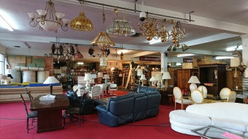 Mission Galleria Antique Shoppe inside