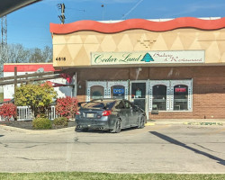 Cedarland Bakery outside