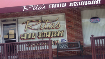 Rita's Family outside