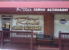 Rita's Family outside