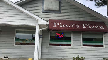 Pino's Pizza outside