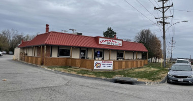 Johnny's Bbq Olathe outside