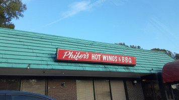 Phifer's Hot Wings -b-q outside