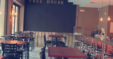 Free House American Eatery Pub inside