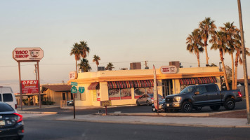 Las Palmitas Taco Shop outside