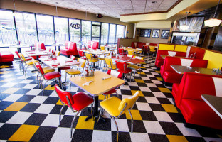 Ze's Diner Woodbury inside