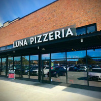 Luna Pizzeria outside