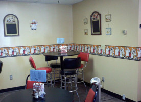 Pop's Pizza Parlor inside