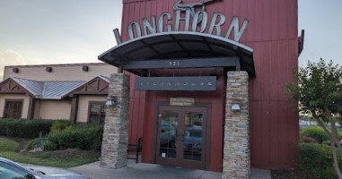 Longhorn Steakhouse In Cumm outside