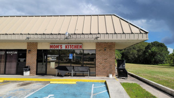 Mom' Kitchen outside