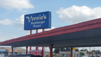 Vernie's Hamburger House outside