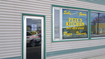 Pete's Kitchen outside