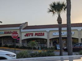 Jet's Pizza outside