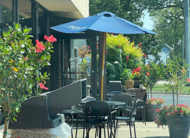 Avanti Cafe outside