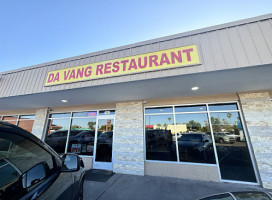 Da Vang outside