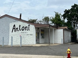 Antoni Ravioli Co outside