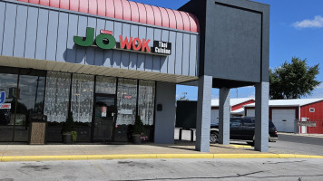 Jo Wok outside