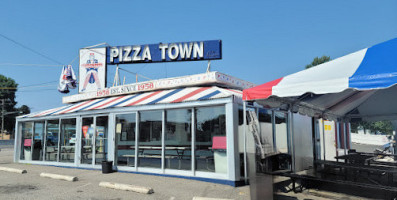 Pizza Town Usa outside