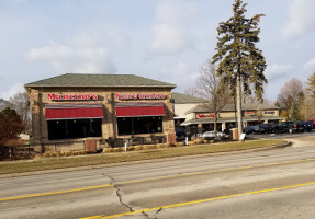 Mancinos Pizza Grinders outside