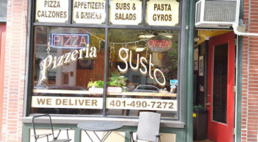 Pizzeria Gusto outside