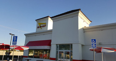 In-n-out Burger outside