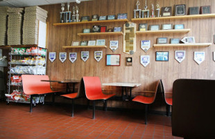 Armando's Pizza inside