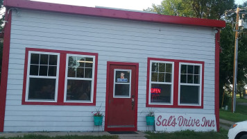 Sal's Drive Inn outside