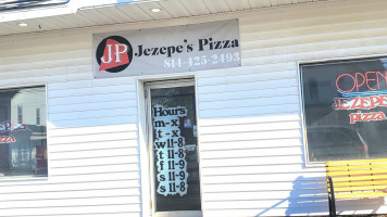 Jezepe's Pizza Subs outside