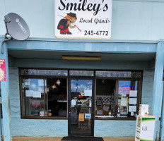 Smiley's Local Grinds food