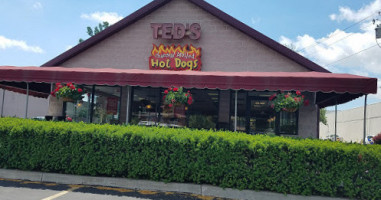 Ted's Hot Dogs outside