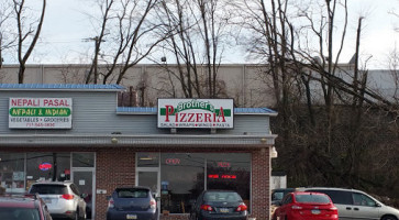 Moez Pizza food